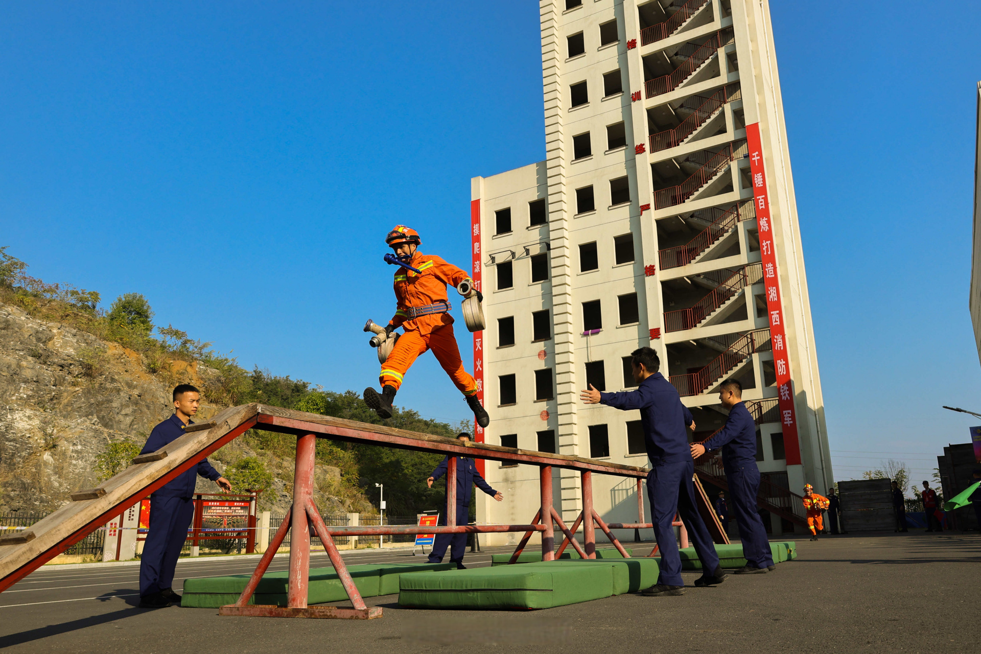 饱满的精神状态和昂扬的斗志迎接新的挑战